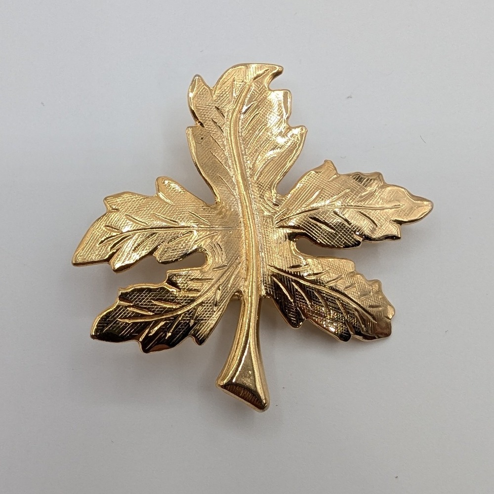Vintage Gold Tone Maple Leaf Brooch Textured Autumn‎ Fall Nature Pin 2 Inch